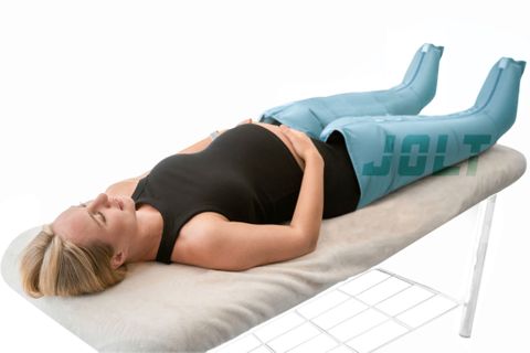 femme enceinte avec des bottes de pressothérapie.